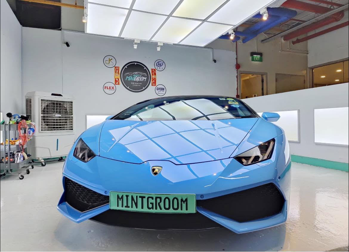 Blue Lamborghini Huracán with a mint MintGroom plate in the MintGroom studio